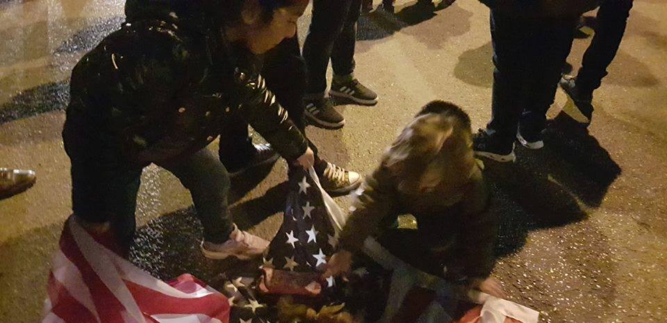 FOTOT/ Përdhoset flamuri amerikan, ekzaltohet deputetja demokrate Albana Vokshi: Protesta vazhdon!