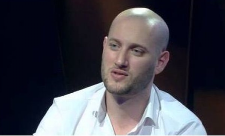 A kanë artistët sukses me femrat?! Përgjigjia e “policit” të “Portokallisë” habit gjithë të ftuarit në studio (Video) A kanë artistët sukses me femrat?! Përgjigjia e “policit” të “Portokallisë” habit gjithë të ftuarit në studio (Video)