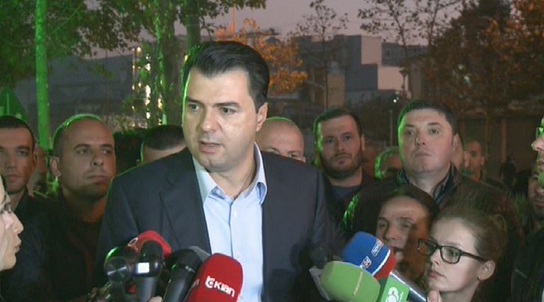 Basha krijon “etni” të re: Qeveria po sillet me “shqiptarët e Astirit” njëlloj si serbët me kosovarët! Basha krijon “etni” të re: Qeveria po sillet me “shqiptarët e Astirit” njëlloj si serbët me kosovarët!