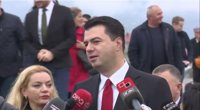 Pas gafës me datën e Pavarësisë, Basha kthehet në “yllin” e rrjeteve sociale, Nard Ndoka e sheh me zili (Video)