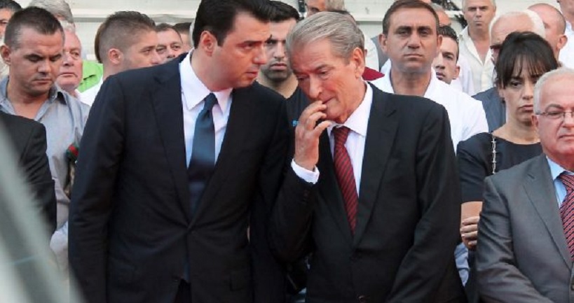 Mostra që e përdorin dhu.nën si adeziv, për ta ngjit atje ku i qan zemra! Mostra që e përdorin dhu.nën si adeziv, për ta ngjit atje ku i qan zemra!