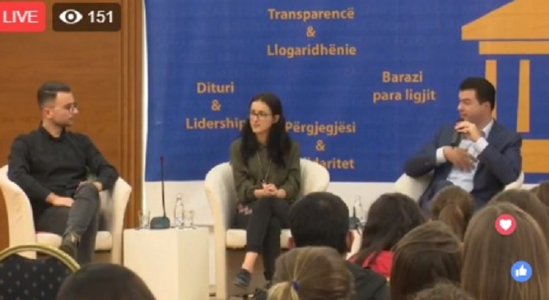 Studenti ia fut “llapën brenda” Lulzim Bashës: Njerëz si puna jote, po detyrojnë shqiptarët të largohen! Studenti ia fut “llapën brenda” Lulzim Bashës: Njerëz si puna jote, po detyrojnë shqiptarët të largohen!