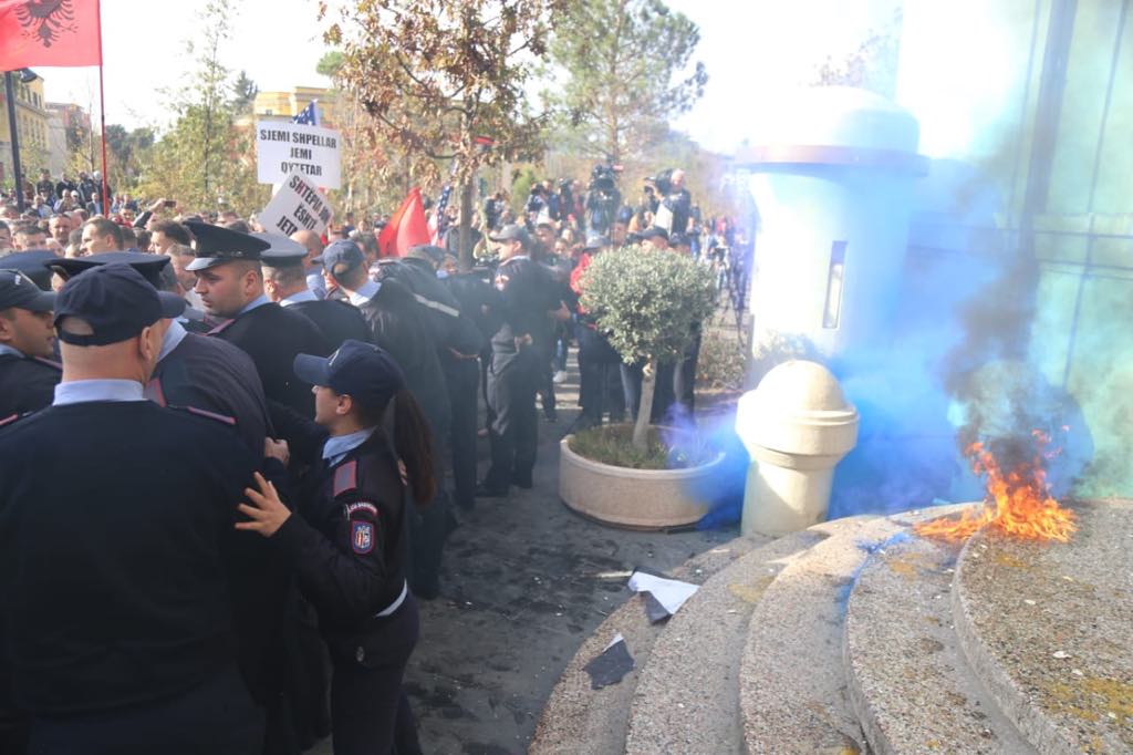 Tymuese dhe molotov drejt Bashkisë, protestuesit plagosin 3 policë bashkiak Tymuese dhe molotov drejt Bashkisë, protestuesit plagosin 3 policë bashkiak