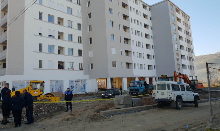 E rëndë/ Burri hedh gruan nga kati i gjashtë i pallatit, pastaj hidhet vetë E rëndë/ Burri hedh gruan nga kati i gjashtë i pallatit, pastaj hidhet vetë