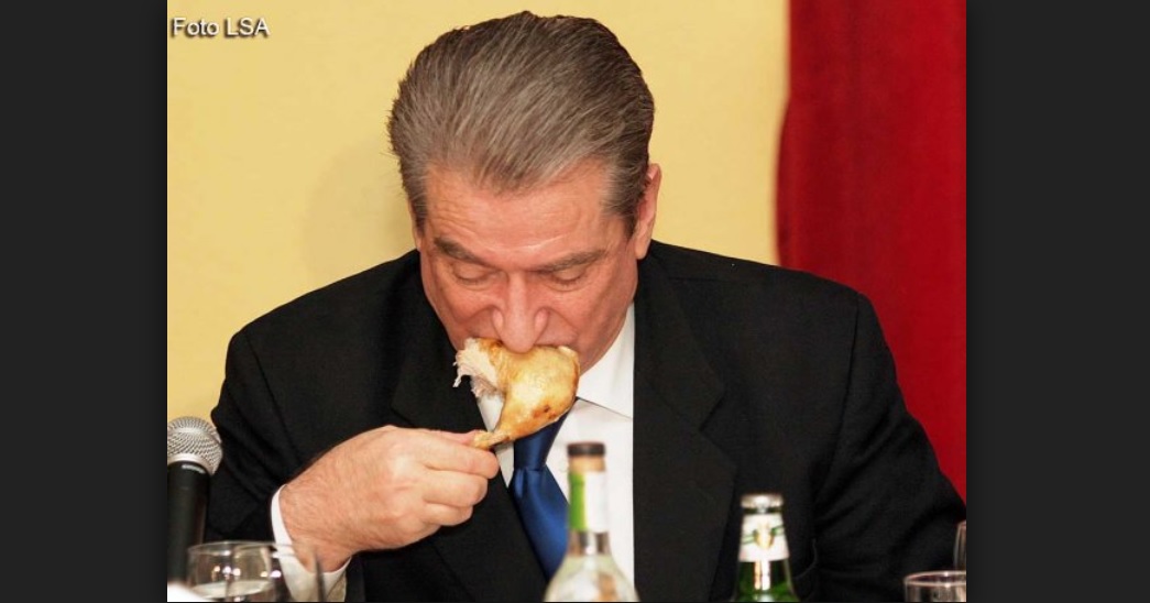 Frikë mos e helmojnë! Berisha nuk ulet në restorant, ha vetëm nga duart e gruas Frikë mos e helmojnë! Berisha nuk ulet në restorant, ha vetëm nga duart e gruas