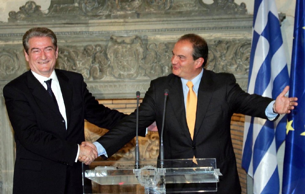 Sot hiqet trim! Dje vrasësit e ushtarakëve shqiptarë në Peshkëpisë Sali Berisha i bëri miq si Fredi Belerin! Sot hiqet trim! Dje vrasësit e ushtarakëve shqiptarë në Peshkëpisë Sali Berisha i bëri miq si Fredi Belerin!