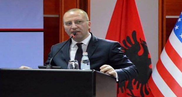 Ilir Meta, ka Këshilltar Ligjor një të dënuar, që ia “lexon” Kushtetutën, sipas “kodit” të burgaxhiut Ilir Meta, ka Këshilltar Ligjor një të dënuar, që ia “lexon” Kushtetutën, sipas “kodit” të burgaxhiut