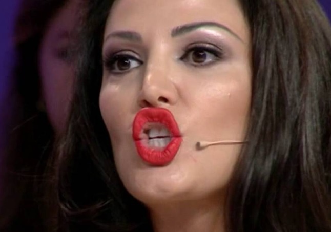 “More plehrë”! Bleona Qereti shpërthen në sharje pas pyetjes që i bën Marina Vjollca