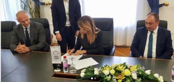 Majlinda Bregu gruaja e parë shqiptare që merr drejtimin e një institucioni të BE…e “përjashtuara” e Lulit Majlinda Bregu gruaja e parë shqiptare që merr drejtimin e një institucioni të BE…e “përjashtuara” e Lulit