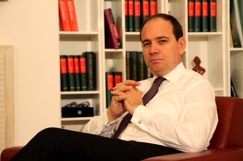 Jari vendos të regjistrohet si student