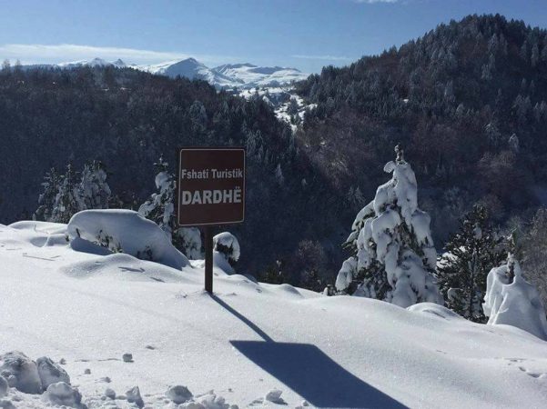 Reshjet e dendura të dëborës bllokojnë Korçën, ndërpritet energjia elektrike