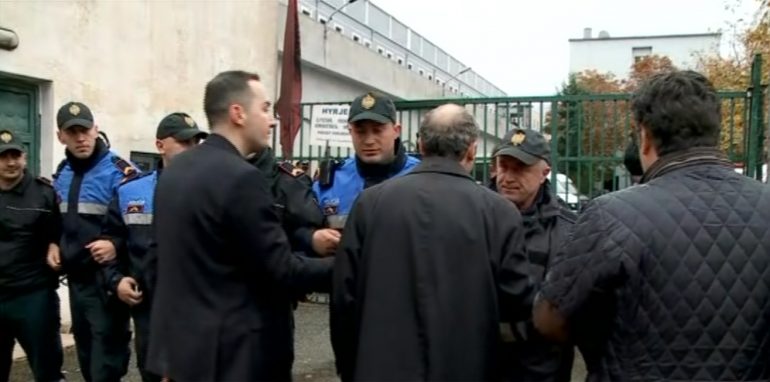 Seanca për protestuesit e dhu.nshëm: Deputetët e opozitës “dhu.nojnë” policinë dhe ikin… të qetë pas fundit të shfaqjes! Seanca për protestuesit e dhu.nshëm: Deputetët e opozitës “dhu.nojnë” policinë dhe ikin… të qetë pas fundit të shfaqjes!