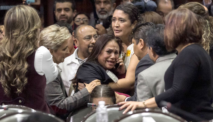 Video/ Deputetja shpërthen në ulërima në parlament kur merr vesh për vajzën… Video/ Deputetja shpërthen në ulërima në parlament kur merr vesh për vajzën…