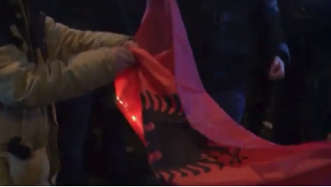 Vrasja e minoritarit, grekët djegin sërish flamurin kuqezi, nxënëses shqiptare i bie të fikët (Video) Vrasja e minoritarit, grekët djegin sërish flamurin kuqezi, nxënëses shqiptare i bie të fikët (Video)