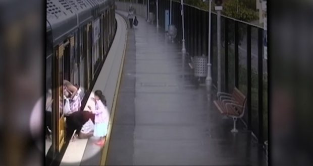 Ndodh mrekullia: Djali i vogël rrëzohet tek shinat teksa treni po nisej por… (Video) Ndodh mrekullia: Djali i vogël rrëzohet tek shinat teksa treni po nisej por… (Video)