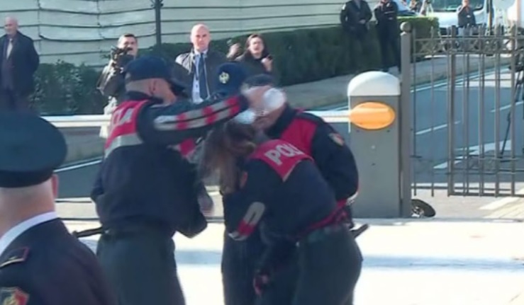 VIDEO/ Dalin pamjet e polices që iu këputën 4 gishta nga kapsolla VIDEO/ Dalin pamjet e polices që iu këputën 4 gishta nga kapsolla