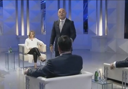 Video/ Sherri epik mes Flamur Nokës dhe Fevziut, që po bën xhiron e rrjetit (dhe disa detaje që dolën nga ky sherr) Video/ Sherri epik mes Flamur Nokës dhe Fevziut, që po bën xhiron e rrjetit (dhe disa detaje që dolën nga ky sherr)