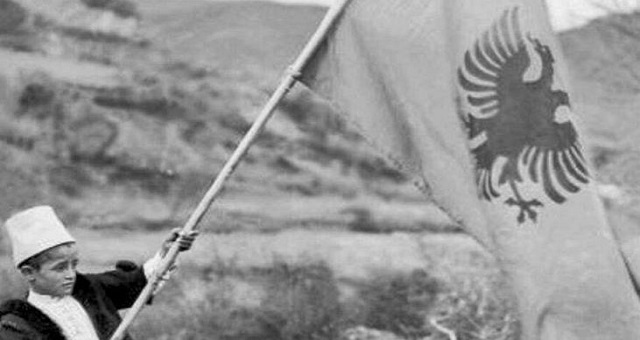 Foto e rrallë. Fëmija ngre flamurin më 7 prill 1939 në Durrës Foto e rrallë. Fëmija ngre flamurin më 7 prill 1939 në Durrës