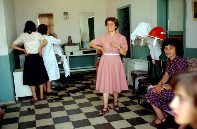 Në vitet kur kozmetika ishte luks, vajzat zbukuroheshin kështu… Në vitet kur kozmetika ishte luks, vajzat zbukuroheshin kështu…