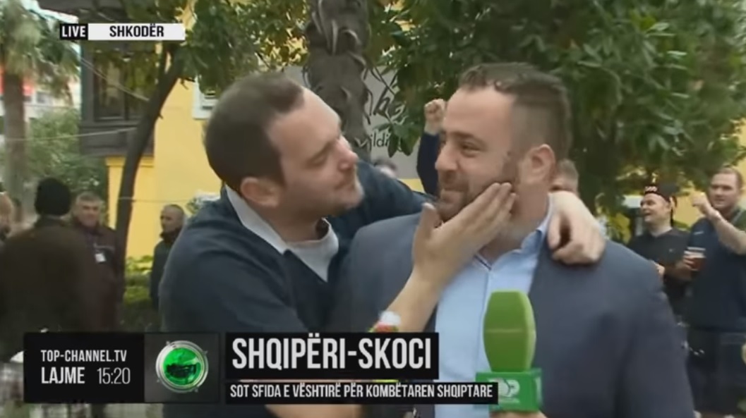 Tifozi skocez tenton të puthë në buzë gazetarin e sportit, kurse shokët e duartrokasin xhestin (Video) Tifozi skocez tenton të puthë në buzë gazetarin e sportit, kurse shokët e duartrokasin xhestin (Video)