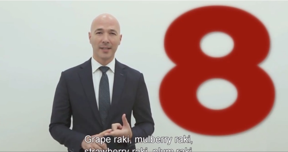 Raki rushi, raki mani, raki luleshtrydhe, dhe nëse mbijetoni në trafikun shqiptar je gati të konkurosh në Formula 1! Zyrtarët e Ambasadës “vdesin” pas këtyre veseve shqiptare Raki rushi, raki mani, raki luleshtrydhe, dhe nëse mbijetoni në trafikun shqiptar je gati të konkurosh në Formula 1! Zyrtarët e Ambasadës “vdesin” pas këtyre veseve shqiptare