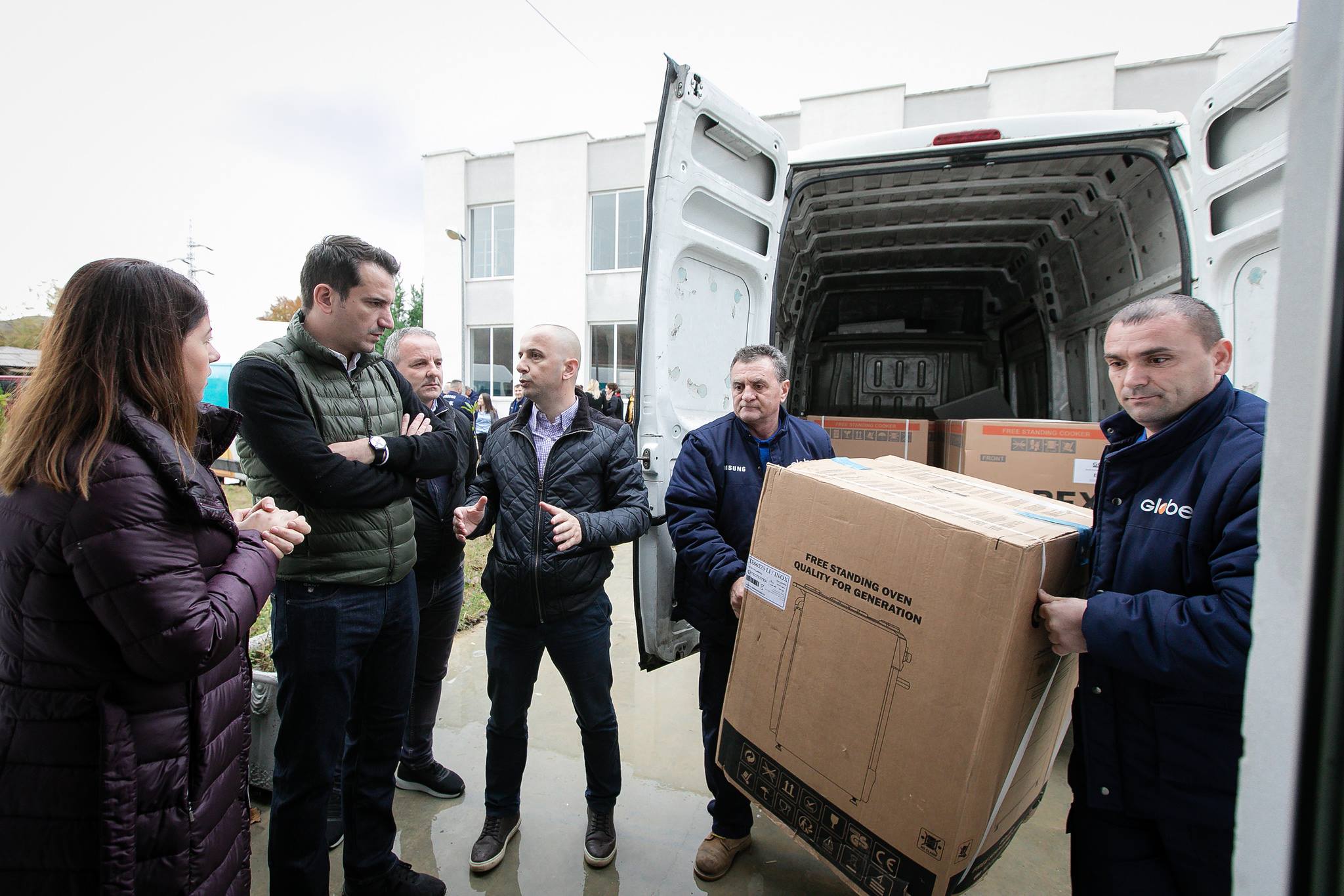 Pajisje elektroshtëpiake për 50 familje e banesave të reja, Veliaj: “Një fillim i ri për ta dhe qytetin”