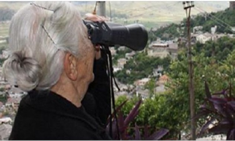 Tradita unike – Ja si gratë e Gjirokastrës i kanë dylbitë “në pajë” për të përgjuar! Tradita unike – Ja si gratë e Gjirokastrës i kanë dylbitë “në pajë” për të përgjuar!