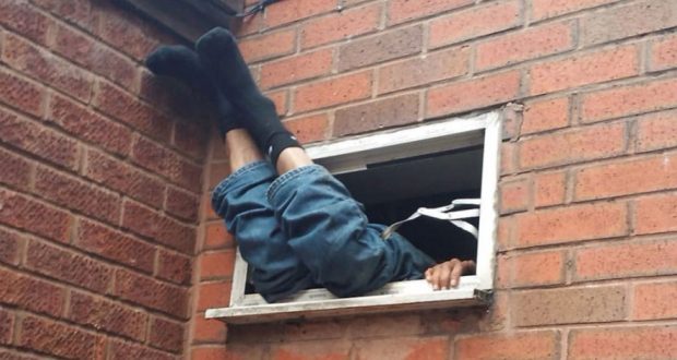 O Polici jam hajduti, hajde më shpëto: “Skifteri” ngec në dritare për 5 orë, kërkon ndihmën e policisë O Polici jam hajduti, hajde më shpëto: “Skifteri” ngec në dritare për 5 orë, kërkon ndihmën e policisë