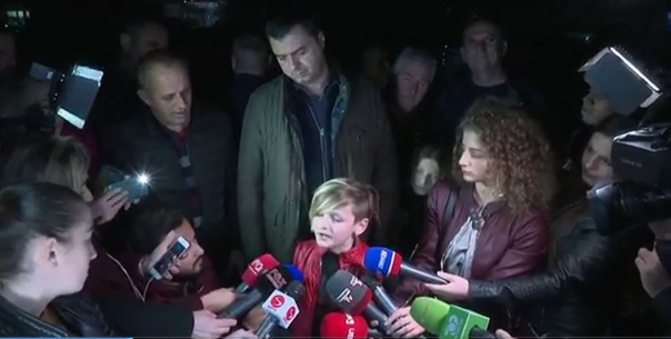 Basha tjetër vepër penale me fëmijët te Astiri! Qytetarët “shfryjnë”: Bëje gati “fustanin”, ç’do heqësh me kap sapunin!