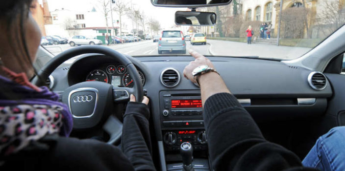 E ngacmon instruktori i patentës, 20-vjeçarja nga Tirana: Ai më përkëdhel dhe më kërcënon E ngacmon instruktori i patentës, 20-vjeçarja nga Tirana: Ai më përkëdhel dhe më kërcënon