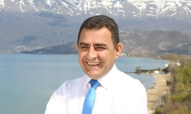 Po ky çfarë është?! Bashkiaku PD-ist i Pogradecit ngre 13 kate pallat pa leje me vëllezrit dhe fare-fisin Po ky çfarë është?! Bashkiaku PD-ist i Pogradecit ngre 13 kate pallat pa leje me vëllezrit dhe fare-fisin