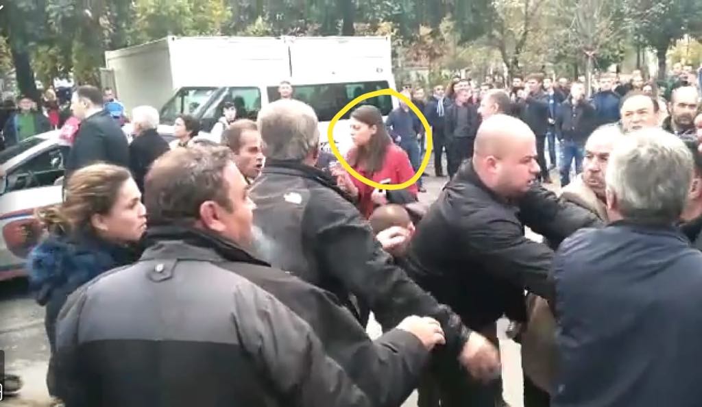 VIDEO/ Si e shpëtuan deputetët e LSI-së 18-vjeçarin, që i hodhi kapsollën efektives Ina Nuka?! VIDEO/ Si e shpëtuan deputetët e LSI-së 18-vjeçarin, që i hodhi kapsollën efektives Ina Nuka?!