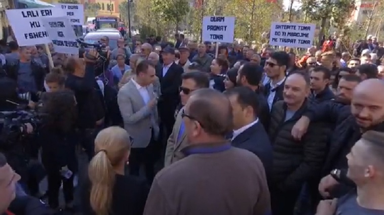 Protesta e banorëve zhvendoset tek Bashkia, djali i Fahri Balliut ngatërron godinën e paralajmëron Ramën duke e ndez një cigare Protesta e banorëve zhvendoset tek Bashkia, djali i Fahri Balliut ngatërron godinën e paralajmëron Ramën duke e ndez një cigare