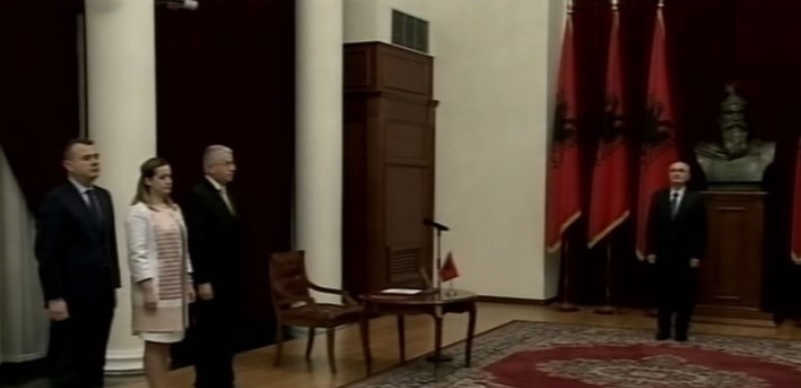 Sandër Lleshaj betohet si ministër i Brendshëm nën hundë e plangprishësit Meta Sandër Lleshaj betohet si ministër i Brendshëm nën hundë e plangprishësit Meta