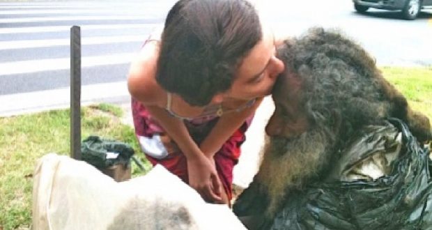 Çdo ditë ajo e përshëndeste lypësin pastrehë, por gjesti i ndryshoi jetën të dyve Çdo ditë ajo e përshëndeste lypësin pastrehë, por gjesti i ndryshoi jetën të dyve