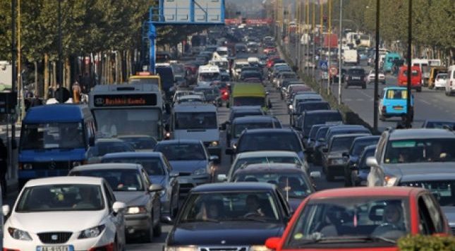 Makinat e vjetra, s’do zhdoganohen më të reja nën Euro 5 dhe më të vjetrat se nën Euro 4 Makinat e vjetra, s’do zhdoganohen më të reja nën Euro 5 dhe më të vjetrat se nën Euro 4