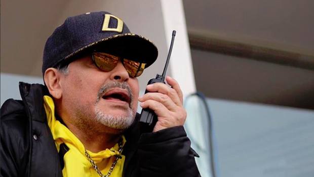 Maradona “dhelpër” dhe si trajner, prek qiellin me ekipin e tij