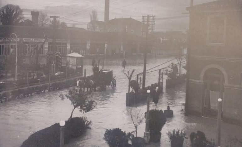 Foto të rralla: Kur të gjithë festonin natën e ndërrimit të viteve, “Shkodra zhytej nën ujë”! Foto të rralla: Kur të gjithë festonin natën e ndërrimit të viteve, “Shkodra zhytej nën ujë”!