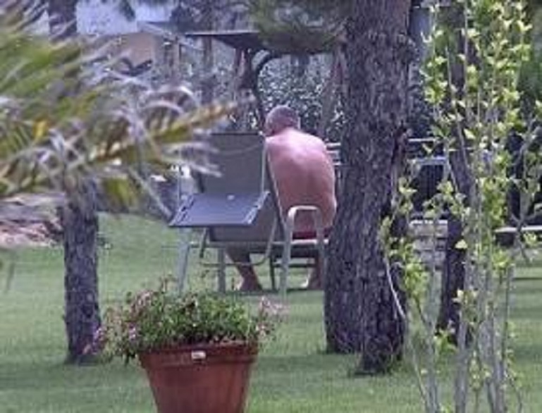 Zjarr tek Gjiri i Lalëzit, digjet banesa dhe 5 makina (mos u shqetësoni, Presidenti dhe vila e tij janë shëndoshë e mirë) Zjarr tek Gjiri i Lalëzit, digjet banesa dhe 5 makina (mos u shqetësoni, Presidenti dhe vila e tij janë shëndoshë e mirë)