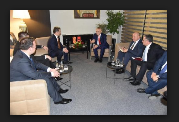 A po përgatit opinionin dhe terrenin?! Deklarata e papritur e Metës: Edhe mua më kanë ofruar strehim politik! A po përgatit opinionin dhe terrenin?! Deklarata e papritur e Metës: Edhe mua më kanë ofruar strehim politik!