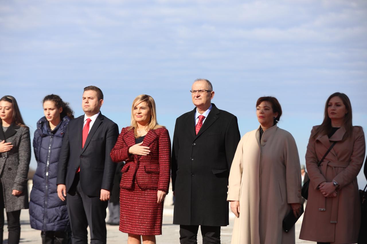 I nderon grupi “Tepsia i Monit! Fyhen familjet e dëshmorëve : “Bijtë tanë dhanë gjithçka, ndërsa ti dhe burri yt, vodhët gjithçka”! I nderon grupi “Tepsia i Monit! Fyhen familjet e dëshmorëve : “Bijtë tanë dhanë gjithçka, ndërsa ti dhe burri yt, vodhët gjithçka”!