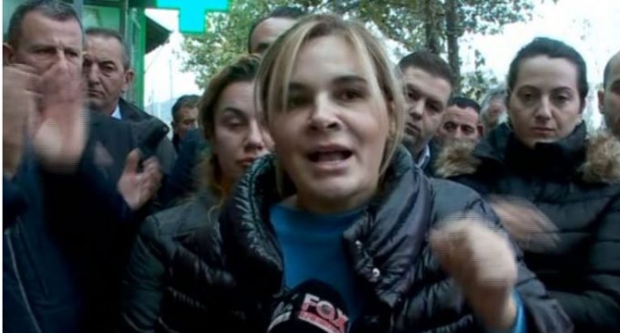 Miliarderja Monika Kryemadhi mallkon në emër të fukarenjve “menaxherin” e oligarkëve Edi Rama, do ta zërë haka e “çizmes”?! Miliarderja Monika Kryemadhi mallkon në emër të fukarenjve “menaxherin” e oligarkëve Edi Rama, do ta zërë haka e “çizmes”?!