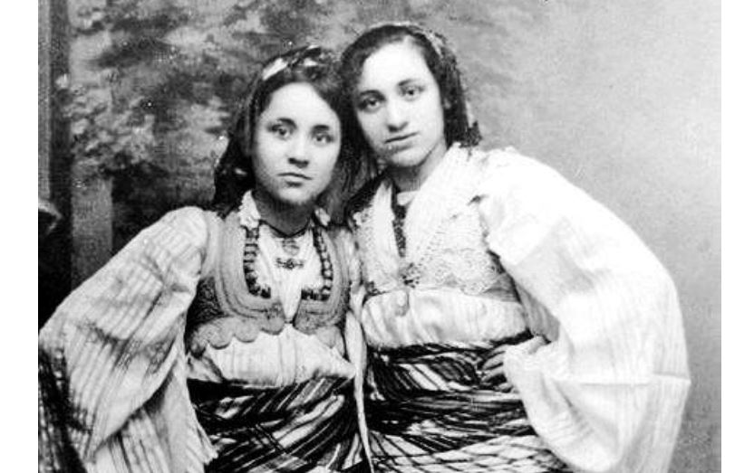 Fletorja e fshehur me poezi e Gonxhe Bojaxhiut – Shenjtores Tereza Fletorja e fshehur me poezi e Gonxhe Bojaxhiut – Shenjtores Tereza