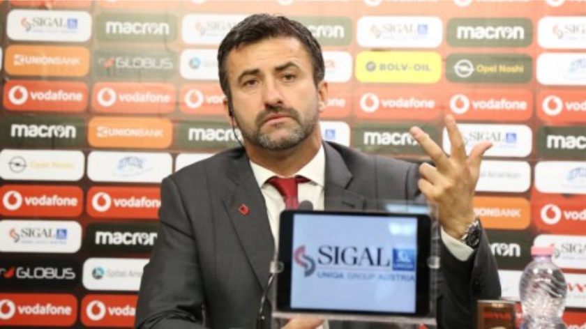 Panuç “trimërohet” nga turpi i humbjeve! Zihet në konferencë me gazetarin…Më shiko në sy kur flas, jo celularin! I paedukatë…!” Panuç “trimërohet” nga turpi i humbjeve! Zihet në konferencë me gazetarin…Më shiko në sy kur flas, jo celularin! I paedukatë…!”