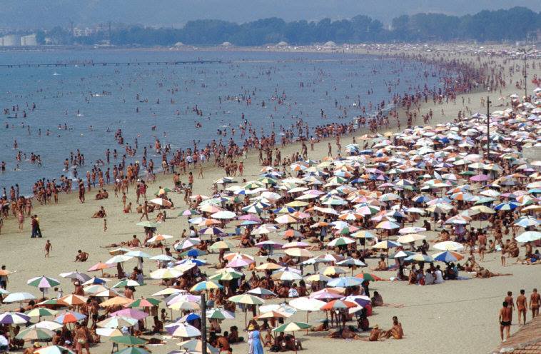 Plazhi në komunizëm: Çadër mbi sup, djath e shalqi… Plazhi në komunizëm: Çadër mbi sup, djath e shalqi…