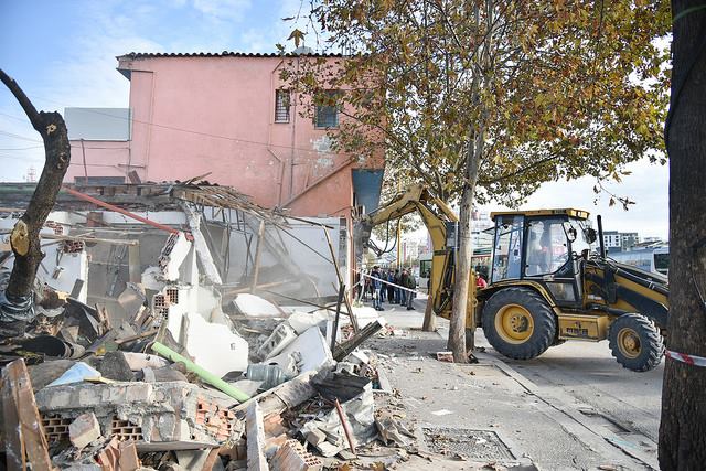 Vijon puna për projektin e Unazës së Madhe, Bashkia e Tiranës prish disa ndërtime të tjera pa leje Vijon puna për projektin e Unazës së Madhe, Bashkia e Tiranës prish disa ndërtime të tjera pa leje