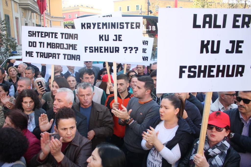 FOTO/ Protesta banorëve: “Dy duar për një kokë, do i mbrojmë shtëpitë me trupat tanë” FOTO/ Protesta banorëve: “Dy duar për një kokë, do i mbrojmë shtëpitë me trupat tanë”