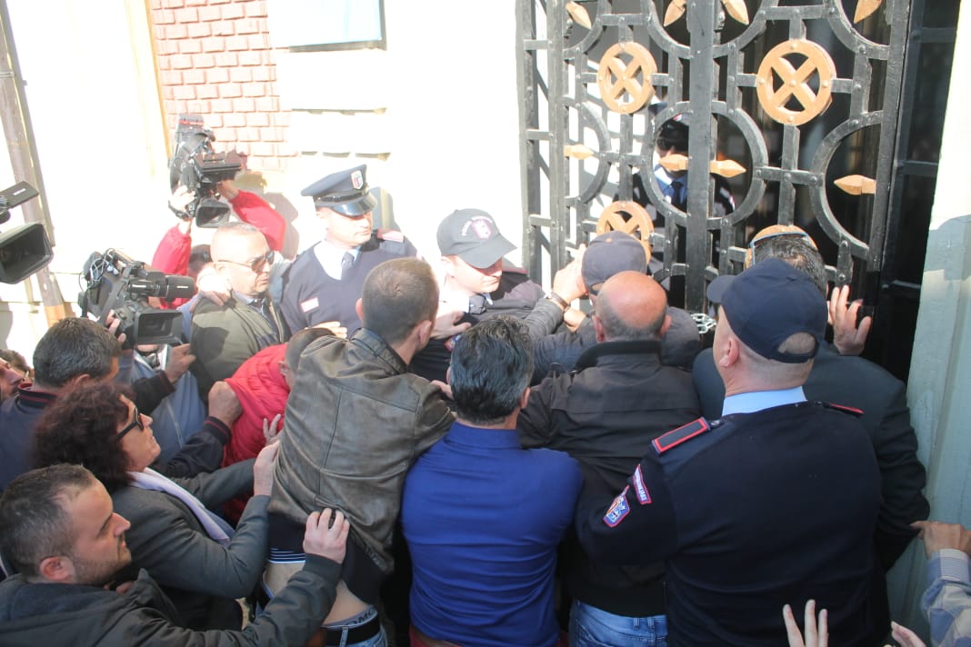 Banorët e “Astir”-it shtrijnë përtokë policët bashkiak dhe tentojnë të shqyejnë me dhunë derën Banorët e “Astir”-it shtrijnë përtokë policët bashkiak dhe tentojnë të shqyejnë me dhunë derën