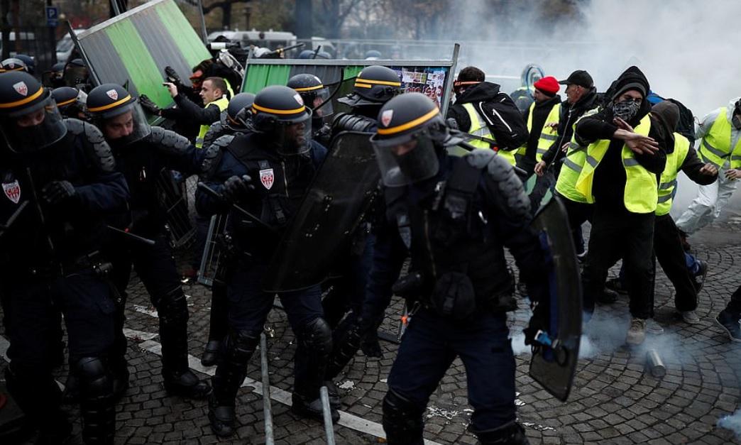 Mijëra demonstrues në Paris protestojnë për çmimin e naftës, këtu ta mbushin makinën me ujë edhe një “t’boft mirë” në fund