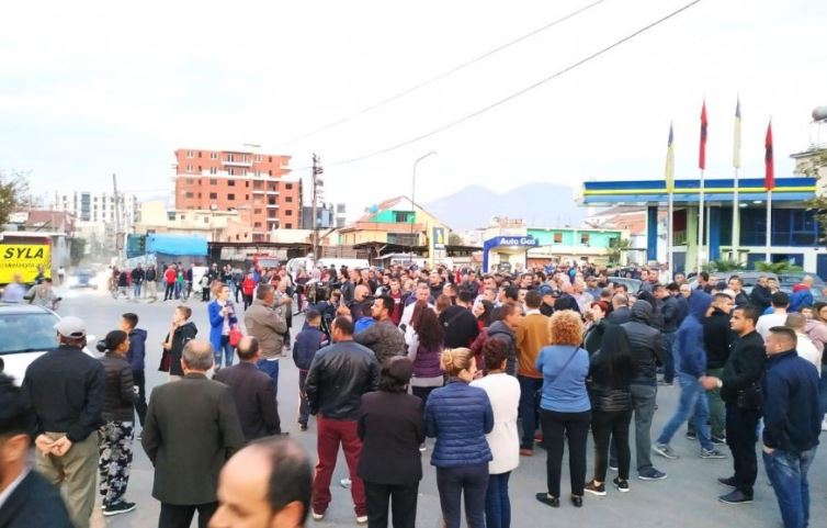 Qeveria thirrje banorëve të “Astirit”: Paraqituni në ARRSH për ankesat! Opozita i ndalon, i shtyn të protestojnë